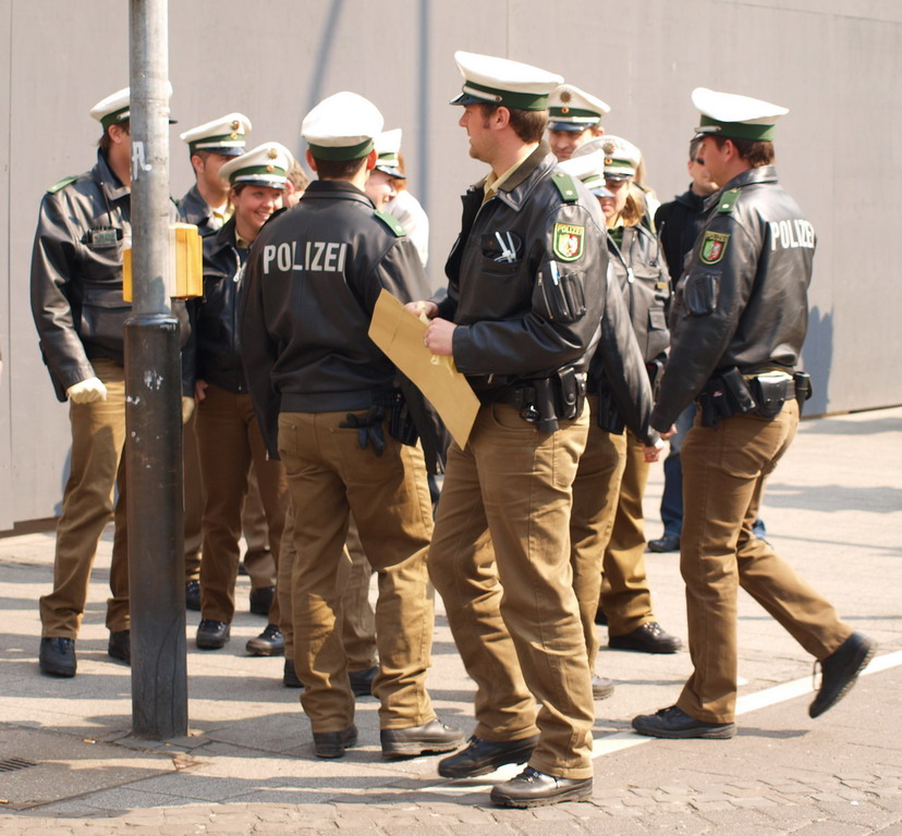 Suchmassnahmen am Koelner Neumarkt nach Raubueberfall im Parkhaus Wolfstr P09.JPG